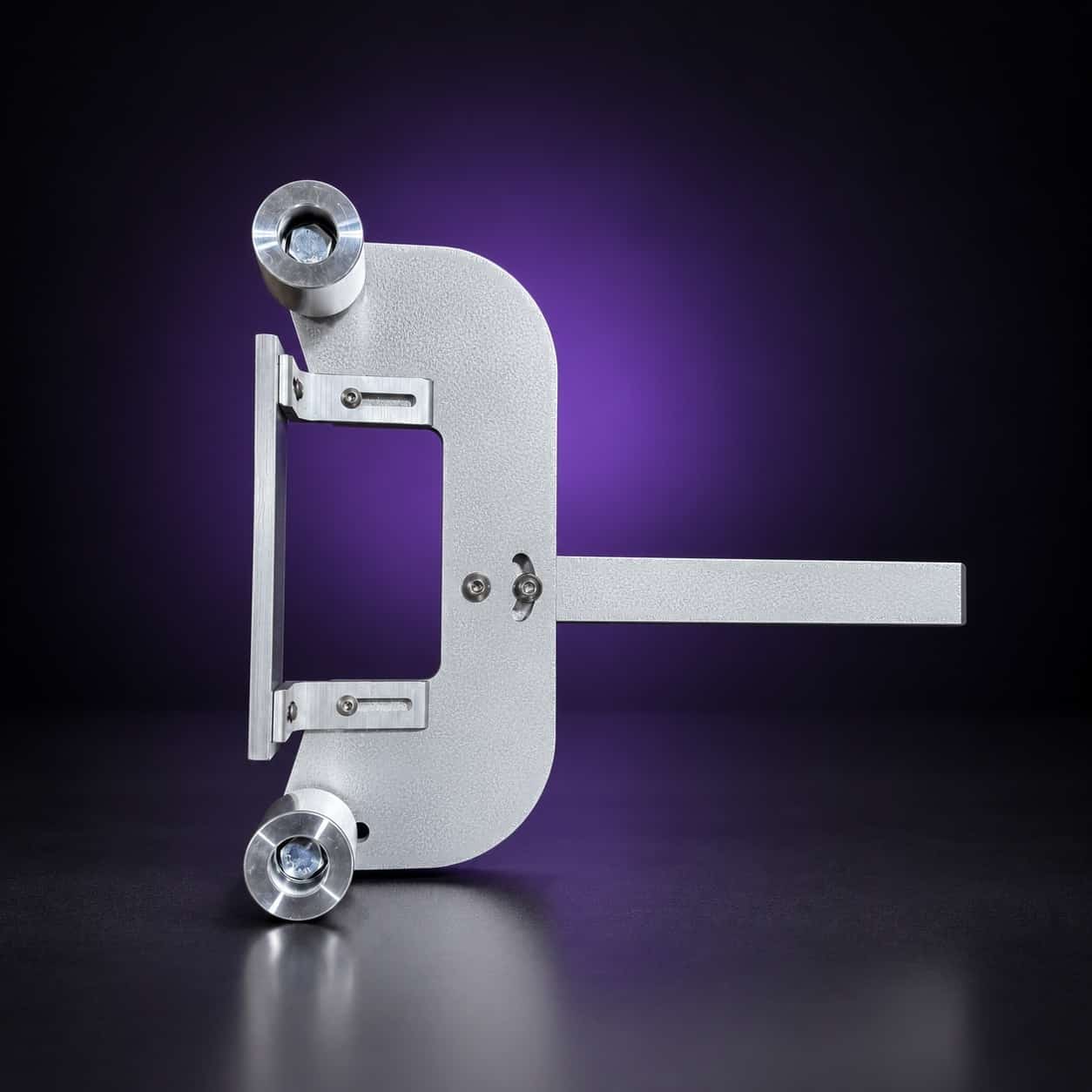 Deep flat platen attachment: D-shaped arm with platen plate, two wheels and square tool bar, on black with a purple glow