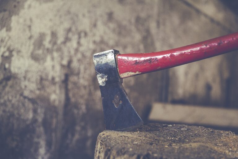 Perfecting the Art of Hollow Grinding Axes: Contact Wheel Techniques